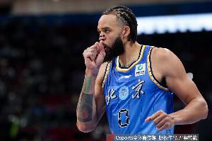 媒体人：让麦基打5场季后赛也打不到巴吉一场的数据 他没这个能力