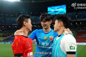 颜骏凌搂着杨希喊话韦世豪：你也去鼓励他们，马上去打新加坡了