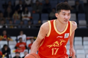 媒体人:孙铭徽带伤作战的斗志点燃全队 让大家下决心客场结束战斗