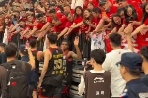 双向奔赴！深圳男篮全员赛后绕场致谢球迷 后者为球队加油打气